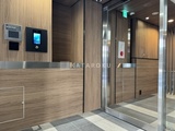 ライブカーサ文京千石プレミア モダンな木目調の壁と鏡張りのエレベーターホール