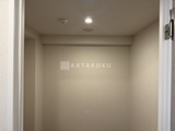ライブカーサ文京千石プレミア 白い枠線を持つドアから見た、落ち着いた色合いの収納スペース