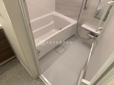 ライブカーサ文京千石プレミア 浴槽と広々としたシャワースペースを備えたバスルーム