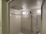 ライブカーサ文京千石プレミア 白を基調とした清潔感のあるバスルーム、シャワーブースと浴槽が