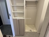 ライブカーサ文京千石プレミア 洗濯機置き場と棚付きの収納スペースが備わったランドリーエリア