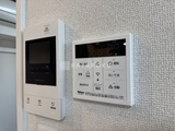 ライブカーサ文京千石プレミア 落ち着いた壁に設置された給湯器とリモコンパネル