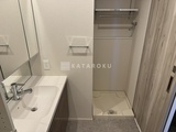 ライブカーサ文京千石プレミア 洗面台とシャワーブースが備わった落ち着いた印象の浴室
