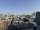 ライブカーサ文京千石プレミア バルコニーから見た開放的な街並みと遠くのビル群の景観