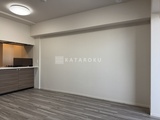 ライブカーサ文京千石プレミア 明るいリビングダイニングと木目調キッチンの開放的な空間
