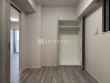 ライブカーサ文京千石プレミア 開放的なクローゼットと採光を活かした居室