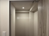 ライブカーサ文京千石プレミア 白を基調とした落ち着いた印象の廊下空間