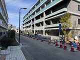 ルフォンプログレ高田馬場ノース 外観と前面道路写真。