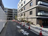 ルフォンプログレ高田馬場ノース 外観と前面道路写真。