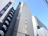 ダフィット錦糸町 下から見上げた白を基調とした建物の外観