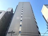 ダフィット錦糸町 青空を背景に見上げた、モダンな印象の建物外観