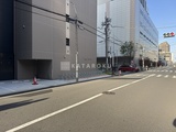 ダフィット錦糸町 前面道路から見たモダンな建物外観と周辺街並み