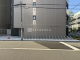 ダフィット錦糸町 モダンな外観の建物正面と自転車置場付きの駐輪スペース