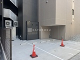 ダフィット錦糸町 モダンな建物の機械室が見える駐車場の様子