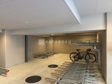 ダフィット錦糸町 自転車ラックと駐輪スペースを備えた広々とした共用駐輪場の様子
