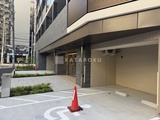 ダフィット錦糸町 モダンな外観の建物エントランスと整備されたアプローチ
