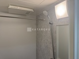 ダフィット錦糸町 明るい採光と天井設置の暖房機を備えたシャワールーム