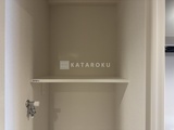 ダフィット錦糸町 洗濯機置き場用の棚と給水栓がある洗面スペース