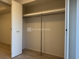 ダフィット錦糸町 開放的なウォークインクローゼット内部の様子