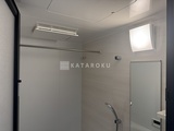 ダフィット錦糸町 窓からの採光で明るいバスルーム、シャワーブースと洗面台が備わ