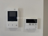 ダフィット錦糸町 壁に設置されたインターホンと給湯器リモコン