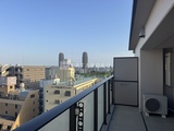 ダフィット錦糸町 都心のスカイラインを望む開放的なバルコニーの様子