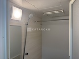 ダフィット錦糸町 シャワーブースと窓採光のあるシンプルな浴室