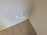 ダフィット錦糸町 明るい印象の壁面にコンセントとスイッチが配置された室内