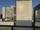 ダフィット錦糸町 開放的なバルコニーから見た都市景観と隣接建物の様子