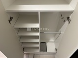 ダフィット錦糸町 収納棚と物干しバーが備わった明るい洗面脱衣室