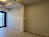 ダフィット錦糸町 明るい採光が入るリビングダイニングと居室の境