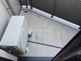 ダフィット錦糸町 バルコニーに設置されたエアコン室外機と物干し金物