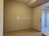 ダフィット錦糸町 引き戸で仕切られた落ち着いた雰囲気の洋室