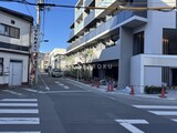 トモア田端 外観と前面道路写真。