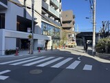 トモア田端 外観と前面道路写真。