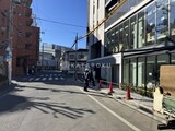 トモア田端 外観と前面道路写真。