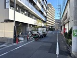 トモア田端 外観と前面道路写真。