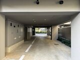 プラウドフラット西蒲田 明るく開放的なガレージ空間から外の庭が見える様子