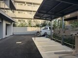 プラウドフラット西蒲田 駐車スペースと車庫を備えた開放的な外構空間