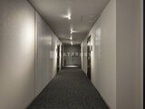 プラウドフラット西蒲田 照明がいき届いたすっきりとした廊下の様子