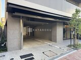 プラウドフラット西蒲田 明るい印象のエントランスアプローチから見た建物入口