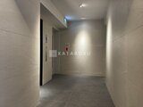 プラウドフラット西蒲田 明るいLED照明の落ち着いた共用廊下とエレベーターホール