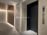プラウドフラット西蒲田 エレベーター前のモダンな共用廊下