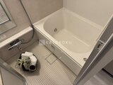 プラウドフラット西蒲田 白いバスタブと清潔感のあるバスルーム