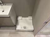 プラウドフラット西蒲田 洗面台と洗濯パンが備わったコンパクトな洗面脱衣室
