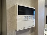 プラウドフラット西蒲田 給湯パネル付きの壁面、白を基調とした落ち着いた室内空間