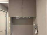 プラウドフラット西蒲田 洗濯機置き場上部の収納スペースと給水栓