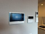 プラウドフラット西蒲田 壁に設置されたインターホンと室内操作パネル