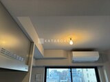 プラウドフラット西蒲田 天井にエアコン室内機を備えた開放的なリビングダイニング