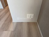 プラウドフラット西蒲田 木目調フローリングと淡色壁紙の落ち着いた室内空間